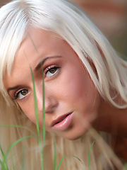 Platinum blonde hair on this gorgeous model with flexible hips and mesmerizing eyes, she gets naked outside and you can not stop watching.